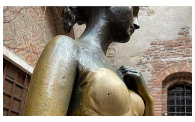 verona giulietta vittima del tradizionale tocco al seno la statua nel cortile della casa ha un piccolo foro