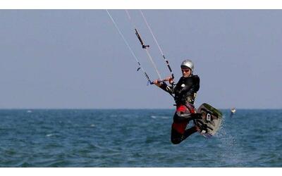 Vieste, 62enne rimane intrappolato nelle corde mentre fa kitesurf: lo portano a riva ma è morto
