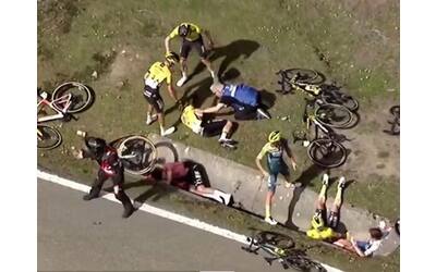 Vingegaard, Evenepoel e Roglic cadono durante il Giro dei Paesi Baschi: il danese soccorso in ambulanza