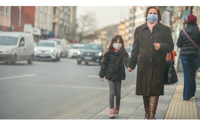 Come proteggere i bambini dall’inquinamento: la guida dei pediatri