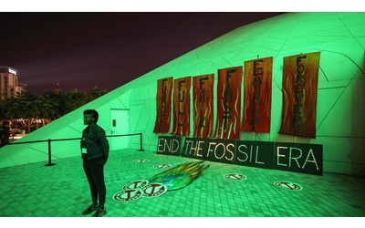 Cop28, a Dubai ecco l’accordo sul clima: “transition away” sui combustibili fossili entro il 2050