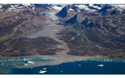 ghiacciai sciolti incendi temperature alte nell artico il 2023 anno record per il caldo