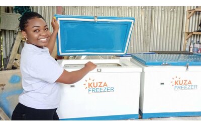 in kenya la startup che recupera la plastica in spiaggia per trasformarla in congelatori a energia solare