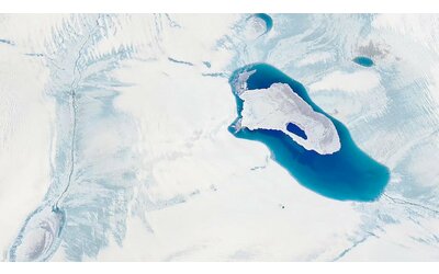 La calotta glaciale della Groenlandia si è ritirata di 5000 km quadrati in...