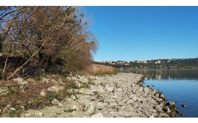lago di albano il livello dell acqua sceso di 7 metri in meno di 40 anni