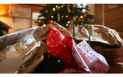 Natale sostenibile: come riciclare la carta da regalo in modo creativo