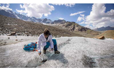 non solo il caldo i ghiacciai delle alpi attaccati anche dalle microplastiche