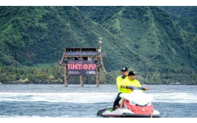 olimpiadi 2024 a thaiti una torre d acciaio per il surf in mezzo alla barriera corallina