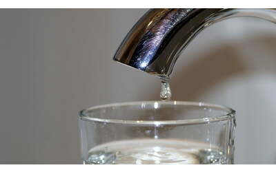 Otto cittadini su 10 promuovono l’acqua di rubinetto, ma la metà beve solo...