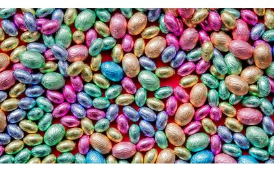 Uova di Pasqua e non solo: dove gettare gli incarti per una raccolta differenziata senza errori