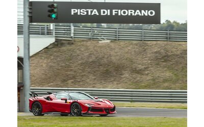 Ferrari SF90 XX Stradale fissa un nuovo record sul giro al Circuito di Fiorano