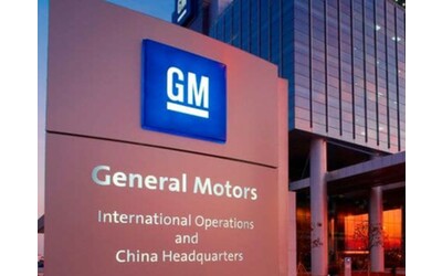 General Motors è pronto ad eliminare Apple CarPlay e Android Auto dai suoi EV