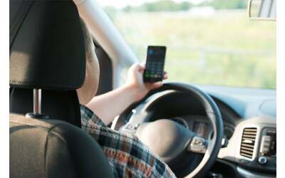 il 10 degli italiani gira un video con lo smartphone mentre alla guida
