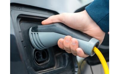 Mercato batterie auto elettriche continua il dominio di CATL e BYD