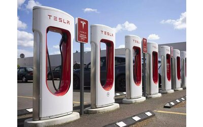 Tesla: nuova tassa se si occupa inutilmente una stazione Supercharger