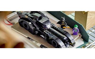 LEGO Batmobile con Batman e Joker: prezzo CROLLATO su Amazon (-30%)