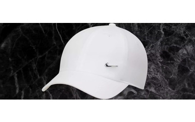 Nike, cappello con visiera a 11€: sconto 52% e prezzo SBRICIOLATO