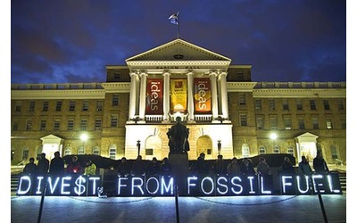 “Finanza fossile”, la Nuova Ecologia di marzo 2024