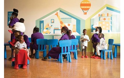guarire in uganda con medici stencil e pigiami colorati