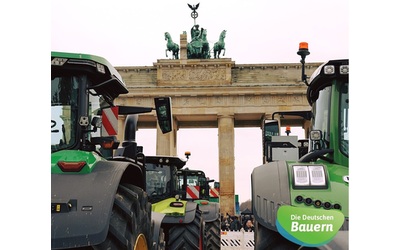 la protesta degli agricoltori contro il taglio del sussidio per il diesel blocca la germania