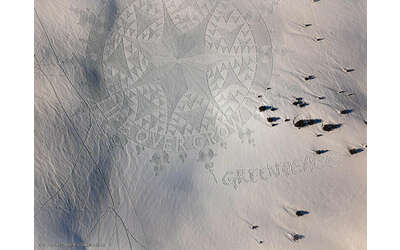 World Economic Forum, blitz artistico di Greenpeace sulla neve di Davos: “Life over growth!”