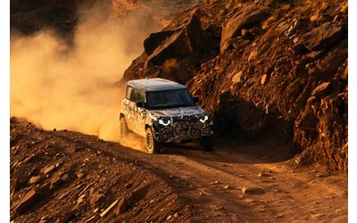 Nuova Land Rover Defender OCTA, le foto spia dei test al Nurburgring