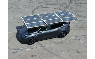 Tesla Model Y, un proprietario realizza uno speciale tetto con pannelli solari
