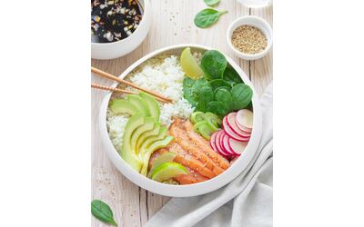 Poke bowl: la ricetta con salmone e avocado