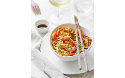 spaghetti di riso con gamberi e verdure