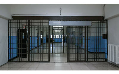 aggressione in carcere detenuto strangola agente della polizia penitenziaria