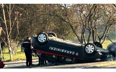 Auto dei carabinieri si ribalta dopo uno scontro: due militari feriti