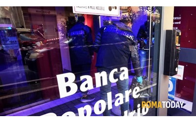 Bandito spara durante rapina in banca: carabiniere ferito. In corso la caccia alla banda