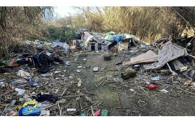 baracche e cumuli di rifiuti lungo la ferrovia cos i fumi tossici infestano la roma bene