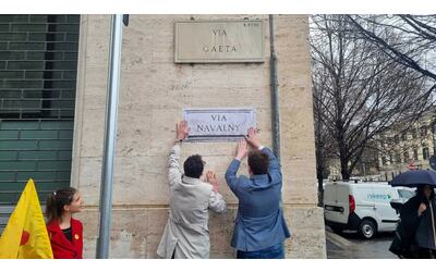 blitz a roma la strada dell ambasciata russa trasformata in via navalny