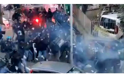 bologna roma tensione tra tifosi prima della partita tre poliziotti contusi video