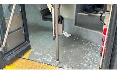 Doppia sassaiola contro un bus: distrutti i vetri della porta centrale