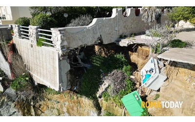Frana falesia sulla costa: terrazzo di una villa crolla in spiaggia