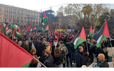 i manifestanti pro palestina sfidano i divieti e protestano a piazza vittorio