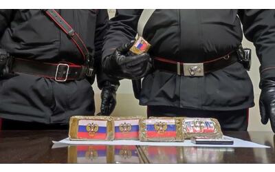 i panetti di hashish con la bandiera della russia pronti per lo spaccio