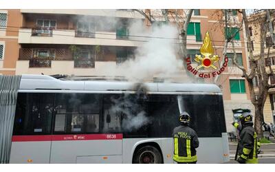il filobus si guasta e la vettura viene avvolta dal fumo illesi i passeggeri