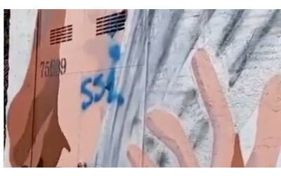 il murale di de falchi vandalizzato con scritte laziali la nord prende le distanze