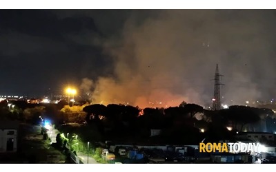 il nuovo incendio nella maxi discarica di roma il comune tenete finestre chiuse via al monitoraggio dell aria