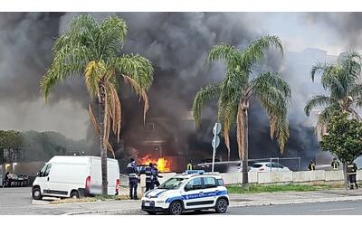 Incendio a Mezzocammino, fiamme nel garage diventato discarica: fumo nero nel quartiere