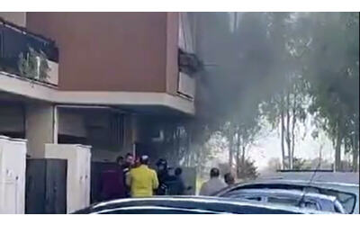 incendio a ponte di nona fumo dalle cantine del palazzo 15 persone evacuate