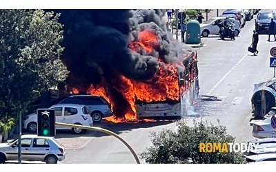 Incendio a Tor Sapienza: autobus in fiamme, colonna di fumo visibile da chilometri