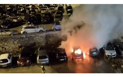 incendio in un parcheggio auto avvolte dalle fiamme