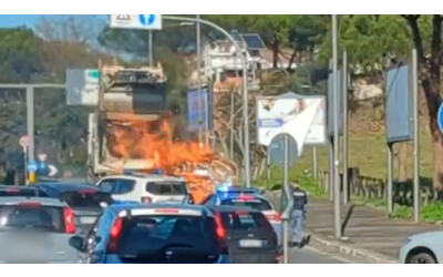 incendio nel compattatore rifiuti in strada per evitare che il camion prenda fuoco