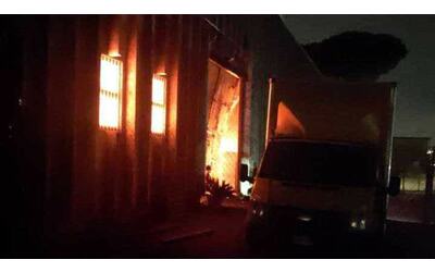 Incendio nella notte: fiamme distruggono un capannone industriale