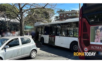 Incidente a Monte Mario: si scontrano due autobus davanti alla scuola, gravi mamma e figlia di due mesi