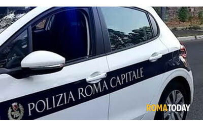 incidente a roma si scontrano due auto e uno scooter morta una 40enne
